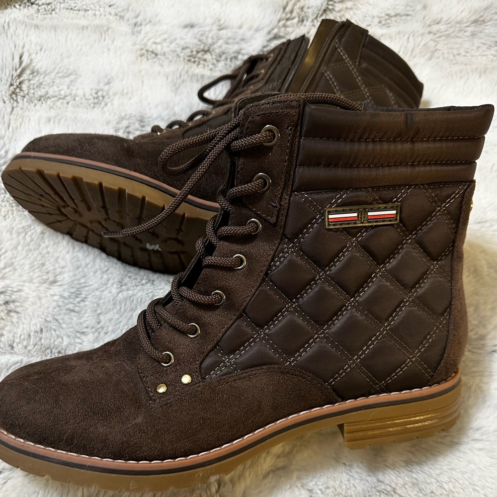 Tommy Hilfiger women’s Twonella Quilted Boots Bootie Size 10 NWOT